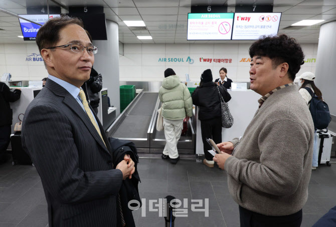 [포토]김중호 에어서울 대표, 수속 카운터 점검
