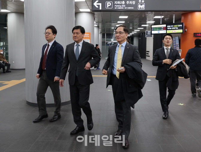 [포토]도심공항터미널 둘러보는 박대수 사장-김중호 대표