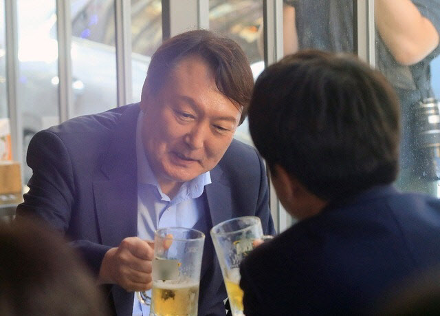 “尹, 술자리서 화풀이하듯 ‘계엄’ 얘기해”…한동훈 저서엔
