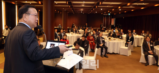 [포토]김부겸 전 국무총리, 'AI시대, 미래 노동과 국가의 역할'이란