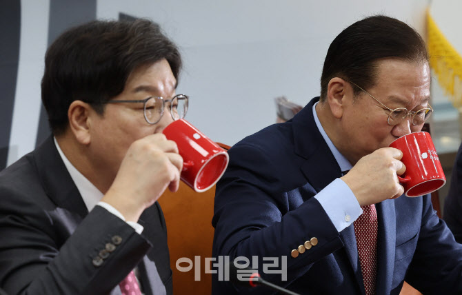 [포토]'머그잔으로 물 마시는 권영세-권성동'
