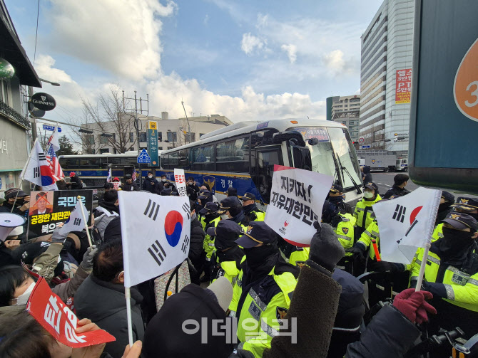 “구호는 따로 외칩시다”…탄반 집회서 1인 시위 '꼼수' 기승