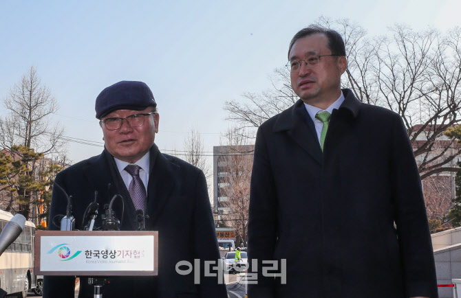 [포토]이동흡-임성근 변호사, 권한쟁의 심판 선고에 참석