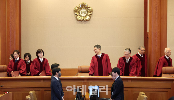 [포토]권한쟁의심판 선고 참석하는 헌법재판관