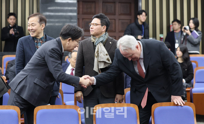 [포토]의원총회, '악수하는 권성동-인요한'
