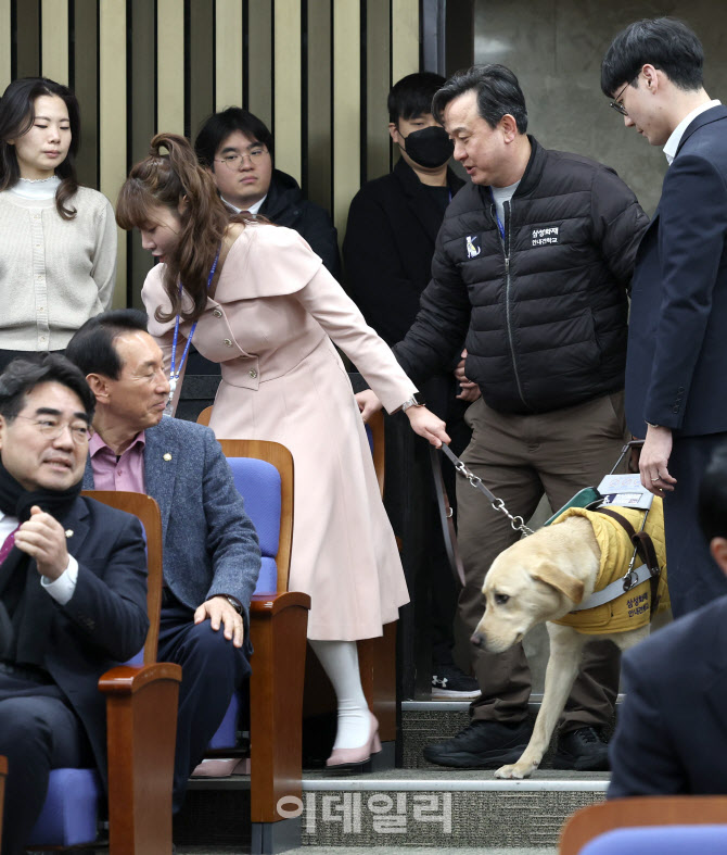 [포토]'태백이와 함께 의총 참석하는 김예지 의원'
