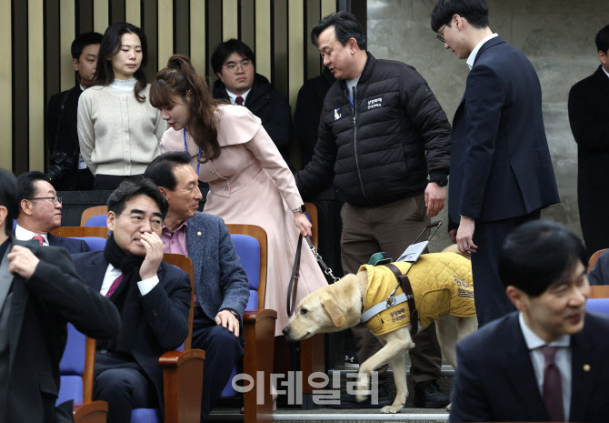 [포토]김예지 의원, '새 안내견 태백이와 함께'