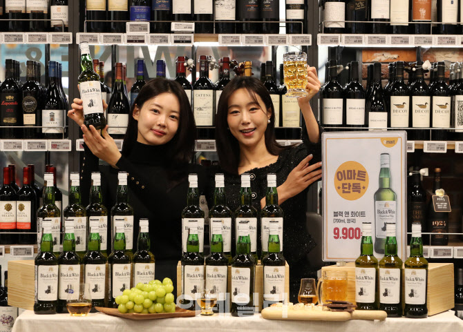 [포토] 이마트, 초저가 위스키 '블랙 앤 화이트' 출시