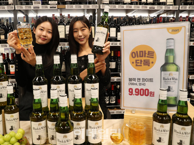 [포토] 9,900원 초저가 위스키 '블랙 앤 화이트'