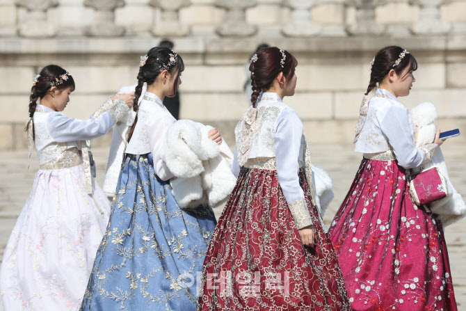 [포토]포근한 날씨에 외투 벗은 관광객들