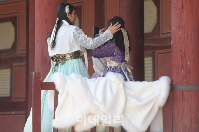 [포토]외투 없이도 활동이 가능한 날씨