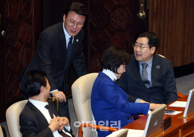 [포토]본회의 '대화하는 민주당 지도부'