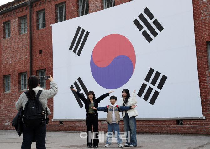 [포토] 3·1절 앞두고 서대문독립공원 찾은 가족들