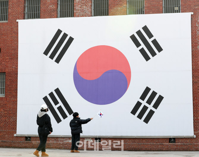 [포토] 대형 태극기 앞 태극기 흔드는 어린이