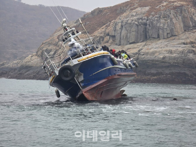 보령 황도 해상서 낚시어선 좌초..승선원 18명 전원 구조