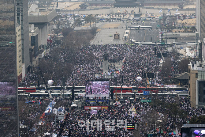[속보] 광화문역 열차 무정차 통과..탄핵 반대 집회 영향