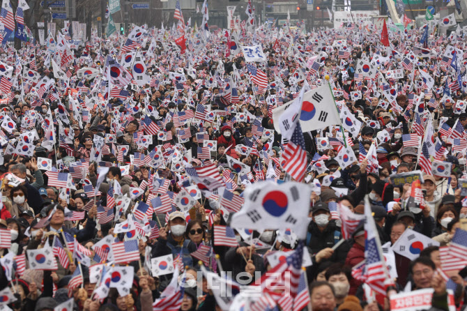[포토]윤 대통령 탄핵 반대를 위해 태극기 흔드는 시민들