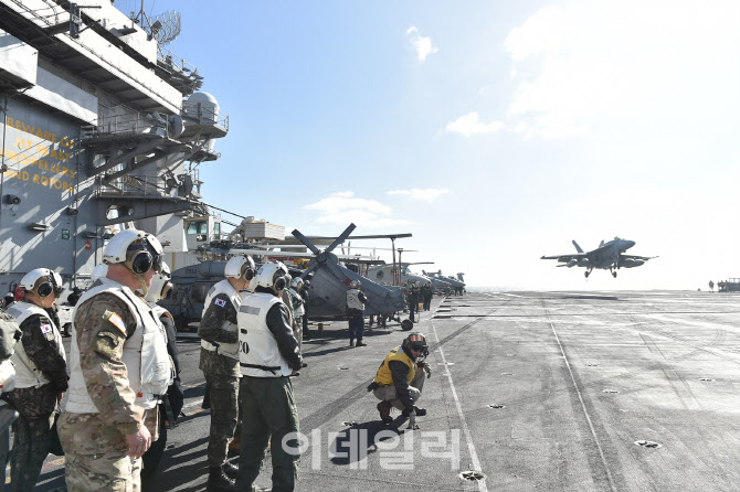 美 핵항모 칼빈슨함 방한…바다 위 군사기지 위용 과시로 대북 압박