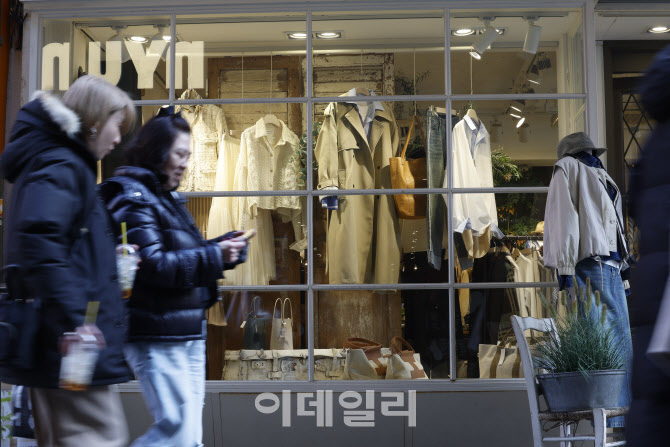 [포토]쇼윈도 너머 봄 성큼