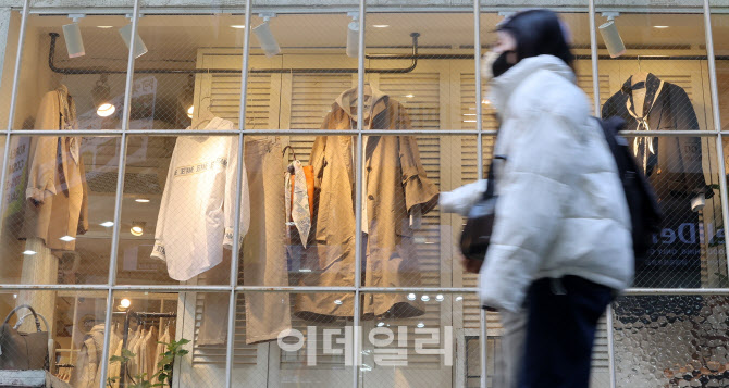 [포토]쇼윈도 너머 봄
