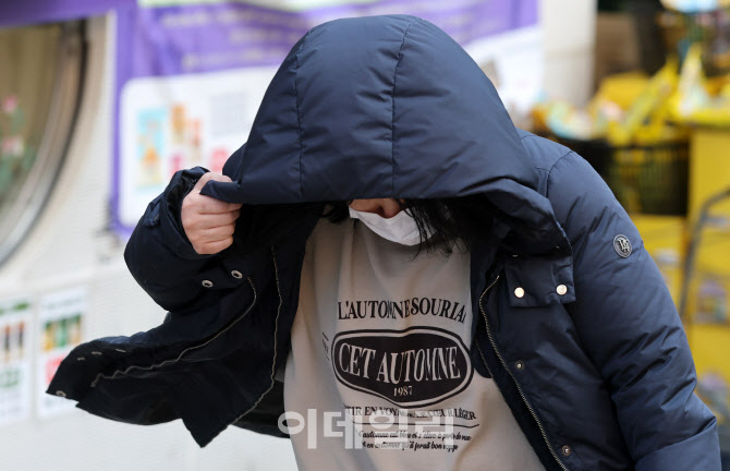 [포토]강풍에 얼굴들기 힘들어