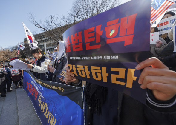 `尹 탄핵 찬반` 아수라장에…서울대, 집회 신고제 논의