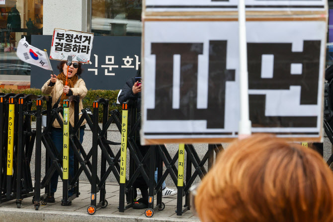 "정치 얘기 꺼냈다간"…'진보 vs 보수' 갈등 역대 최고