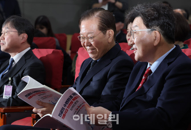 [포토]전공의 수련환경 개선 정책 토론회, '대화하는 권영세-권성동'