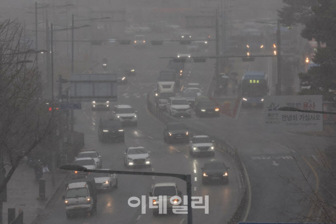 [포토]오전에도 라이트를 키고 이동하는 차량들