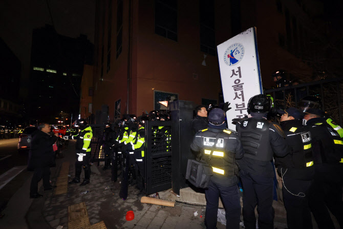 경찰청장 직대 "尹탄핵 선고 당일, 헌재 난입 등 대비…삼단봉 사용가능"