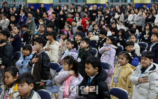 [포토]국기에 대한 경례하는 초등학생들