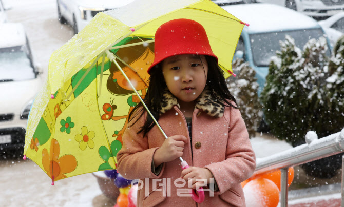 [포토]눈과 함께하는 3월의 입학식