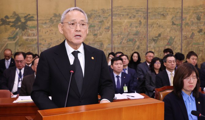 유인촌 장관 "국립예술단체 통합·이전, 반발 심하면 안하겠다"