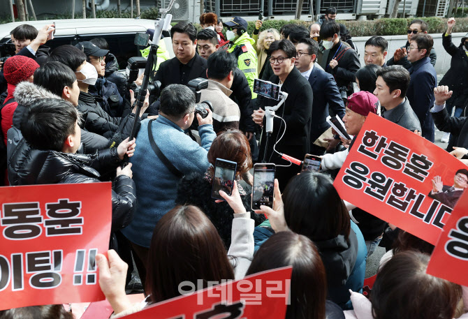 [포토]한동훈, 지지자들과 인사