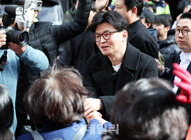 [포토]한동훈 전 대표, 지지자들과 인사