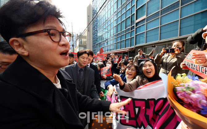 [포토]한동훈, 북 콘서트에서 지지자들과 인사