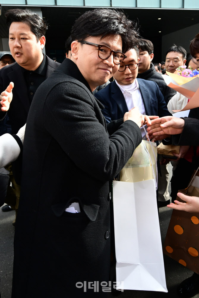 [포토]지지자에게 꽃다발 받은 한동훈