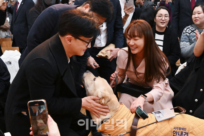 [포토]김예지 의원 안내견과 인사 나누는 한동훈