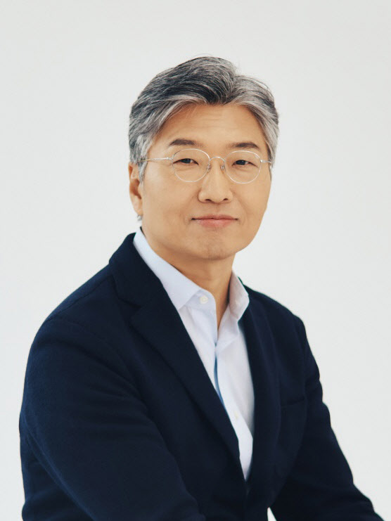 코스맥스, 지주사 대표에 ‘올리브영 신화’ 허민호 부회장 영입