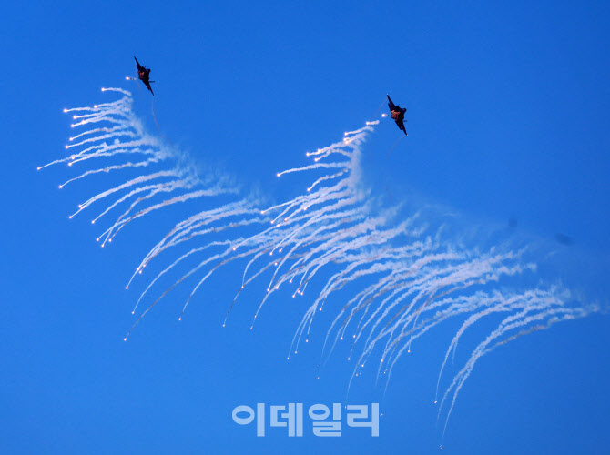 [포토]한미연합 실사격 훈련, '플레어 투하하는 F-35A'