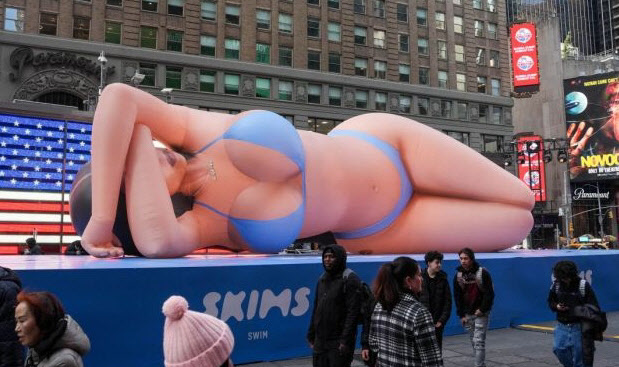 뉴욕 한복판 18m 비키니 풍선 설치한 카다시안, 역풍 맞아