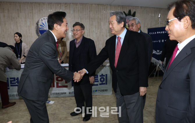 [포토]개헌 대토론회, '악수하는 오세훈-김무성'