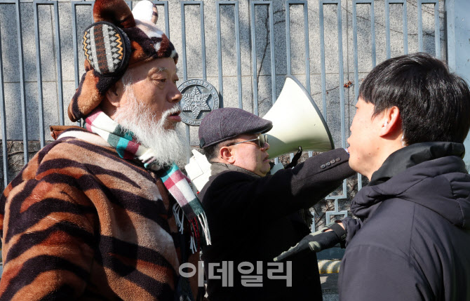 [포토]숙명여대 학생들 시국선언에 반대하는 보수 유튜버들