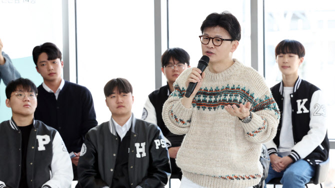 한동훈 “계엄 막으며 ‘난 엿됐다’ 생각…유혈사태 두려웠다”