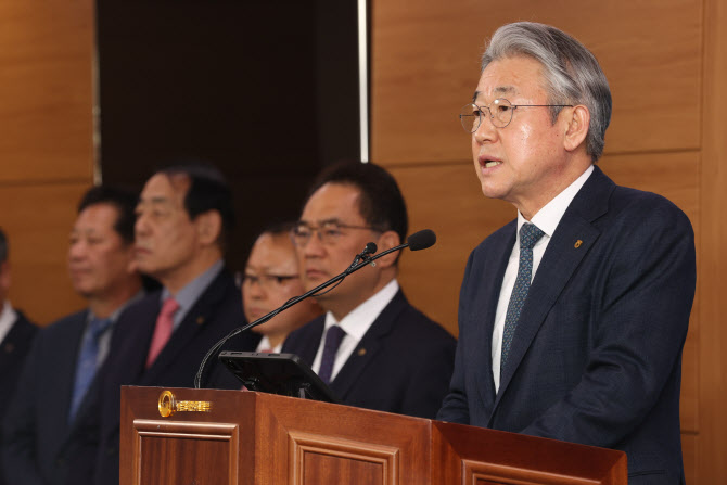 강호동 농협회장 "적자 계열사, 고강도 구조조정…쌀 재배면적 감축 불가피"