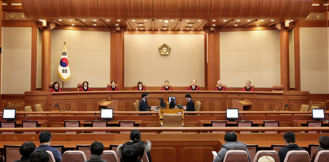 “헌법재판관이 어떤 이유로?”…‘세컨폰’ 논란 일파만파