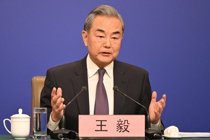 中 외교부장 “국익 수호할 것, 美 압박 고집하면 보복”(상보)