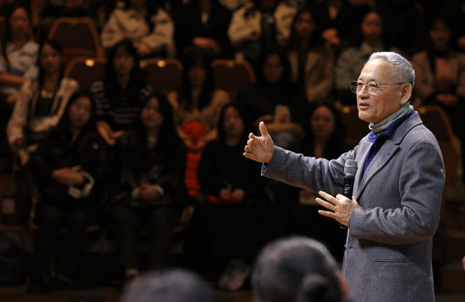 청년교육단원 만난 유인촌 “결핍이 내 원동력, 죽기 살기로 해달라”