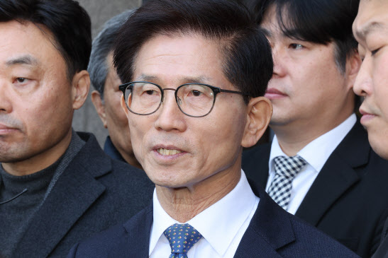 "김구 선생은 중국 국적"…김구 증손 김용만 의원, 김문수 장관 고소