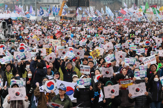 `尹 구속 취소`에 판 커졌다…탄핵 선고 전 주말 집회 `절정`[사회in]